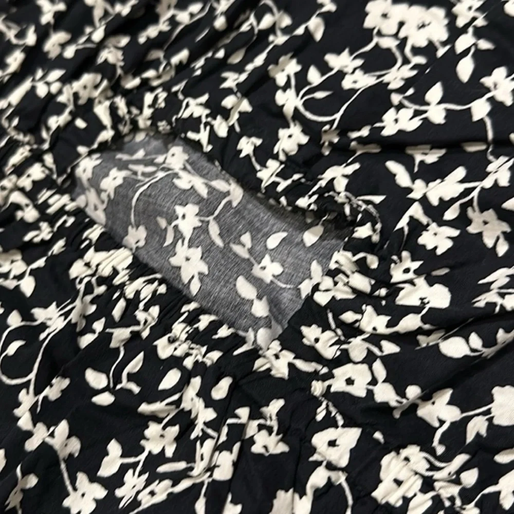 Old Navy sz L black & white floral cut out short puff sleeve pleated peplum top